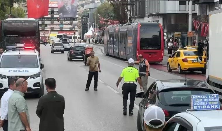 Cadde üzerinde defalarca kendini bıçakladı