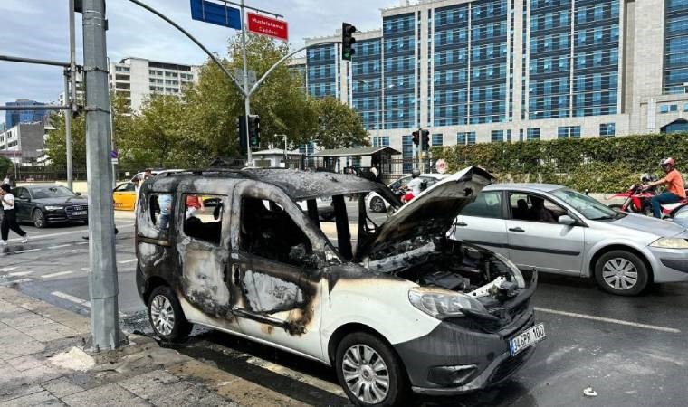 Kartal'da adliye önüne getirdiği aracını ateşe verdi