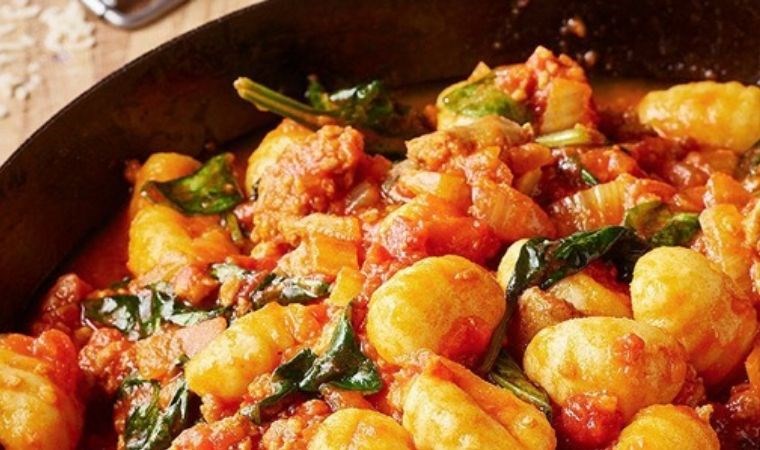 Akşam yemeğine hem leziz hem de pratik tarif arayanlara: Domates soslu gnocchi tarifi