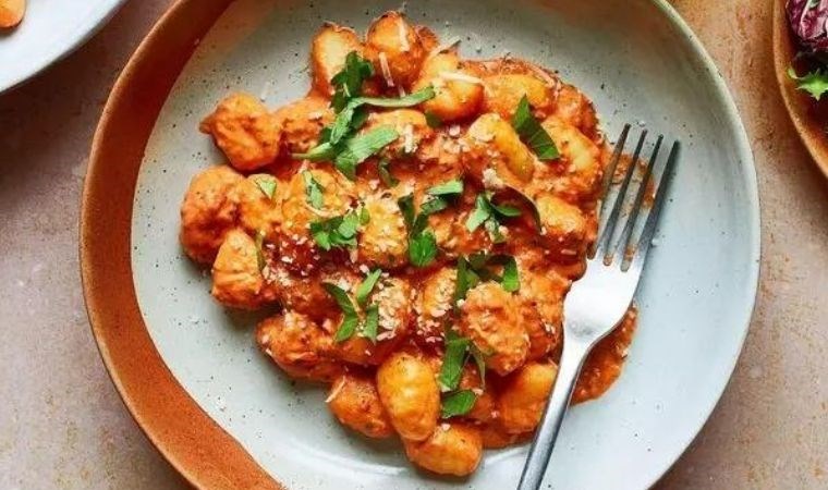 Akşam yemeğine hem leziz hem de pratik tarif arayanlara: Domates soslu gnocchi tarifi