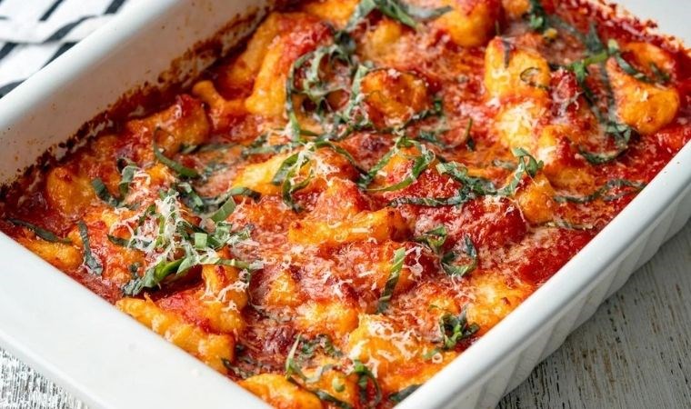 Akşam yemeğine hem leziz hem de pratik tarif arayanlara: Domates soslu gnocchi tarifi