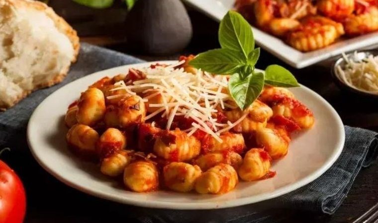 Akşam yemeğine hem leziz hem de pratik tarif arayanlara: Domates soslu gnocchi tarifi