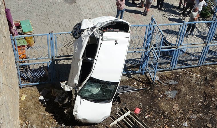 Köprüden uçan araç dik şekilde asılı kaldı