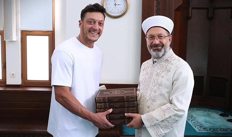 Diyanet İşleri Başkanı Ali Erbaş ile Mesut Özil bir araya geldi