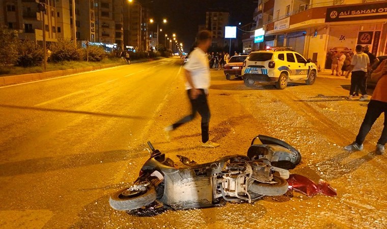 Adana'da korkunç kaza: Otomobille çarpışan motosikletli yaralandı