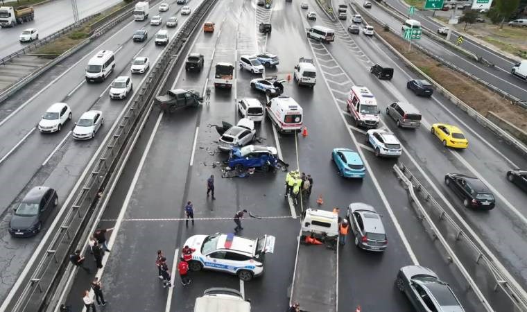 Bağcılar TEM'de zincirleme trafik kazası! 6 araç birbirine girdi, ölü ve yaralılar var