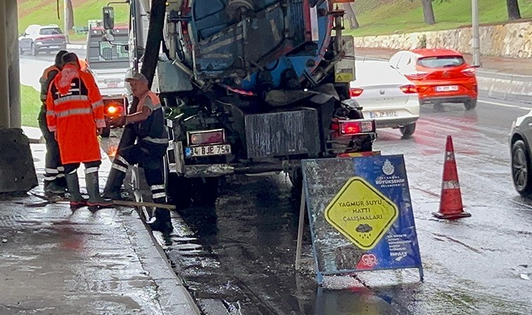 Bakırköy'de alt geçidi su bastı: Trafik durma noktasına geldi