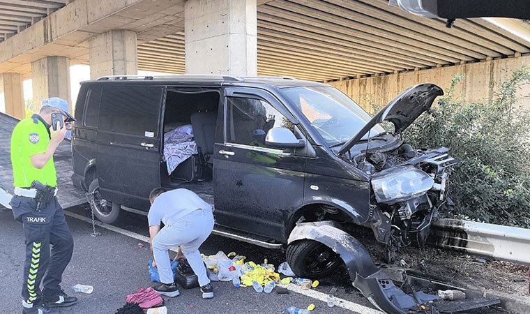 Cenazeden dönen ailenin bulunduğu minibüs bariyerlere saplandı