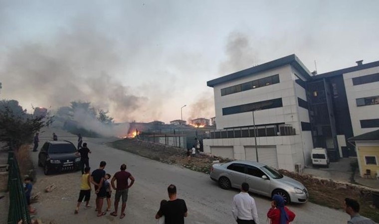 Korkutan yangın: Mahalleli sokağa döküldü!