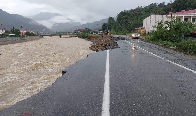 Artvin’i şiddetli yağış vurdu... Yol çöktü!