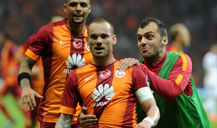 Gheorghe Hagi ile Wesley Sneijder'e özel tişört: Galatasaray'dan Fenerbahçe'ye gönderme!