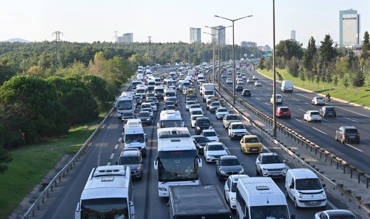 İstanbul'da haftanın dördüncü iş gününde trafikte yoğunluk yaşanıyor