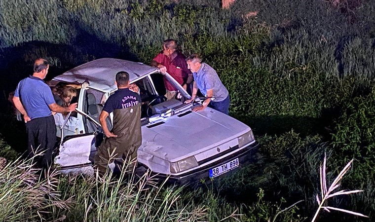 Adana'da otomobil, dere yatağına devrildi: 2 yaralı