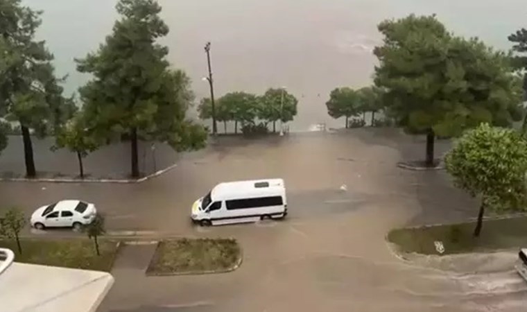 Giresun'da sağanak: Cadde ve sokaklar suyla doldu