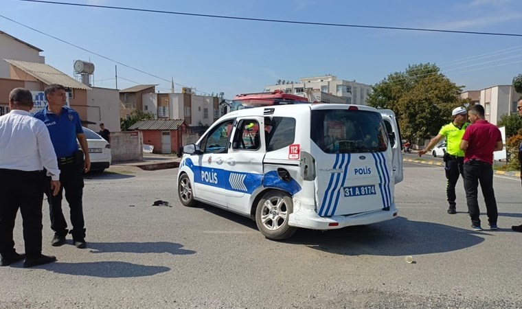 Otomobil ile polis aracı çarpıştı: 3'ü polis, 5 yaralı