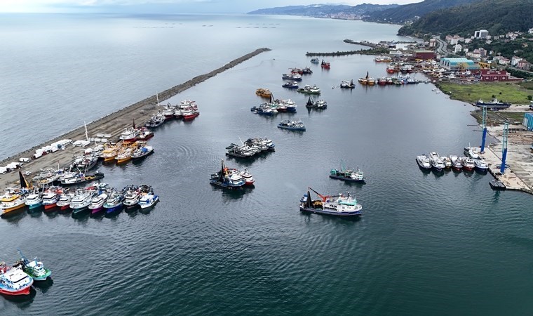 Karadeniz'de fırtına... Balıkçı tekneleri limana sığındı!