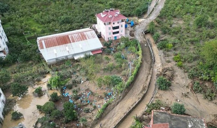 Trabzon'da sağanak sele döndü; eczane sel sularıyla doldu