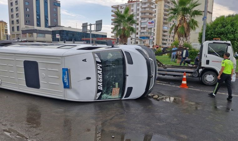 Diyarbakır’da otomobil ile minibüs çarpıştı: 1’i bebek, 10 yaralı