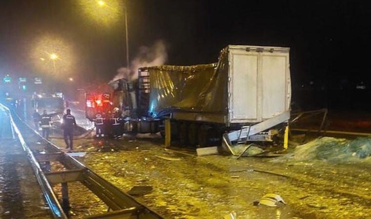 Gaziantep’te feci kaza! Bariyerlere çarparak yanan TIR'ın sürücü yaralandı