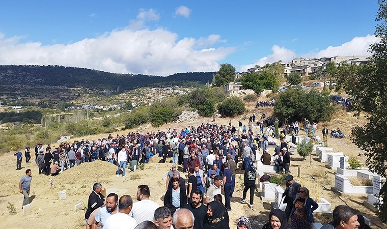 Komşularının öldürdüğü baba, oğul ve gelin toprağa verildi