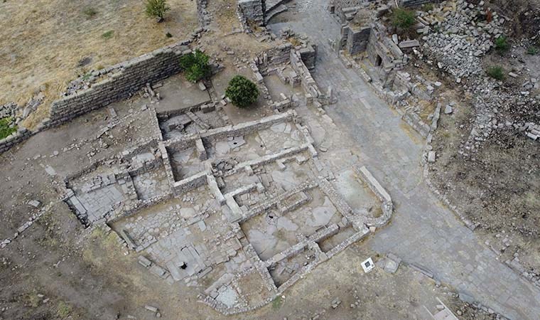 Assos Antik Kenti'ndeki çalışmalarda çeşme, han ve surlar ortaya çıkarılıyor