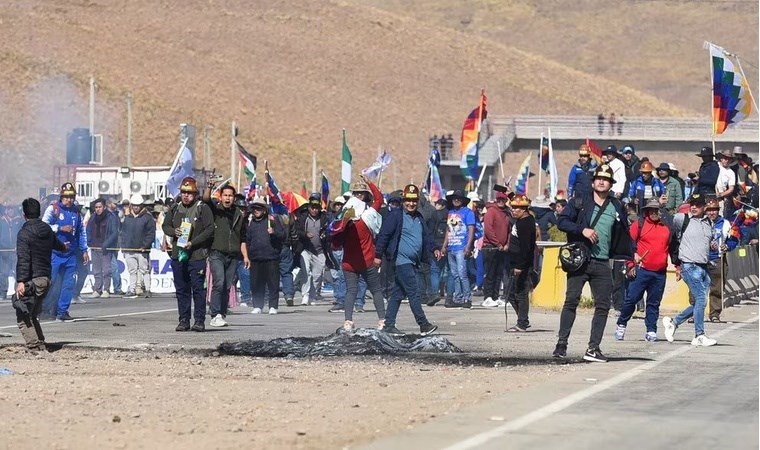 Bolivya'da tansiyon yükseldi: Morales destekçileri ile hükümet taraftarları çatıştı