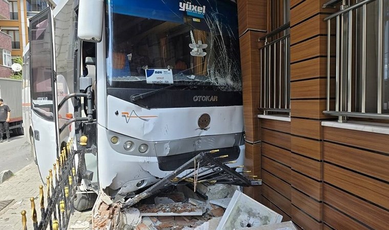 Küçükçekmece'de kontrolden çıkan servis minibüsü binaya çarptı