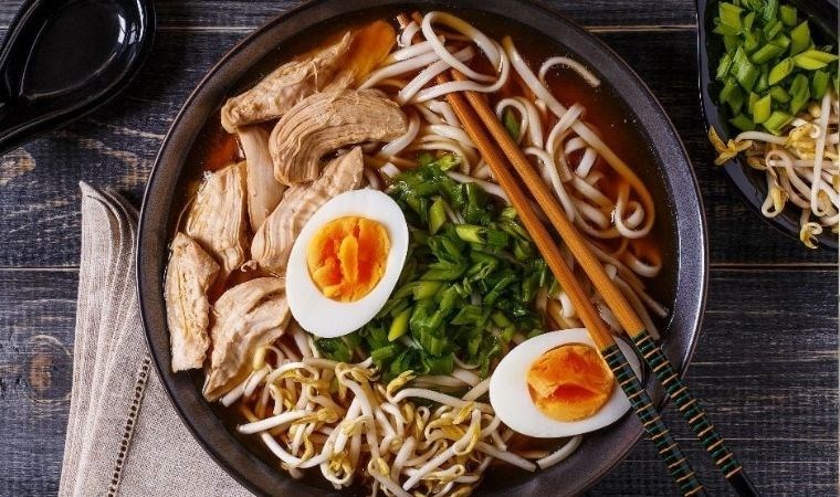 Japon mutfağının enfes lezzeti: Tavuklu ramen tarifi