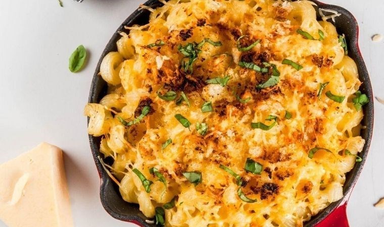 Akşam yemeğine 15 dakikada hazırlayabileceğiniz pratik lezzet: Mac and Cheese tarifi