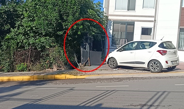 Otomobilin çarptığı 'demir kapı' anneanne ve torunlarının üzerine devrildi: 3 yaralı