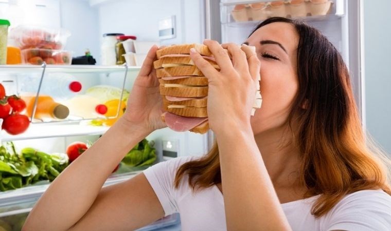 Bu etkenler gereksiz yere yemek yeme alışkanlığını tetikliyor: Aşırı yemek tüketimine sebep olan 10 faktör