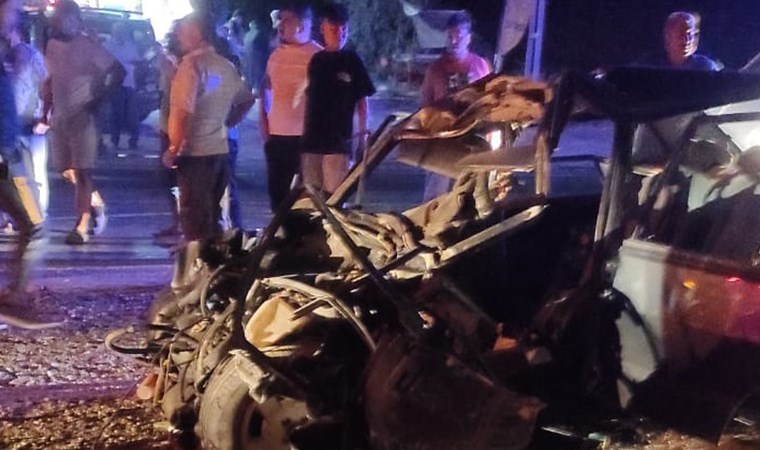 Mersin'de otomobil önce yayaya ardından TIR'a çarptı: 2 ölü, 1 yaralı