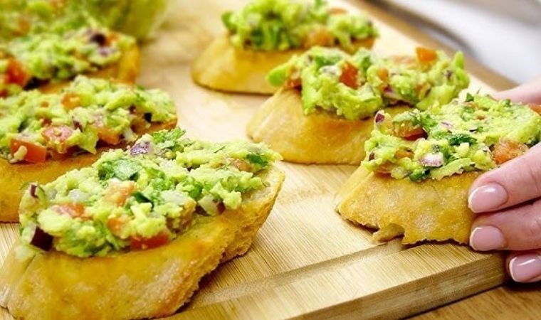 Kahvaltının kurtarıcısı: Avokado ve hellimli bruschetta tarifi