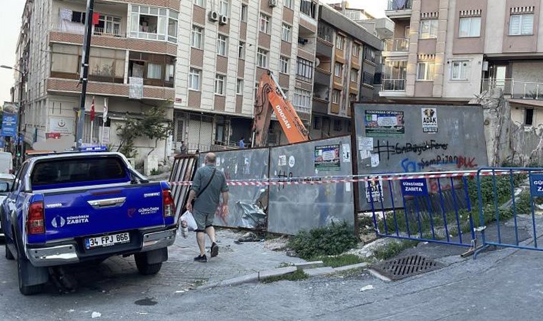 İstanbul'da inşaat çalışması sırasında istinat duvarı ve yol çöktü