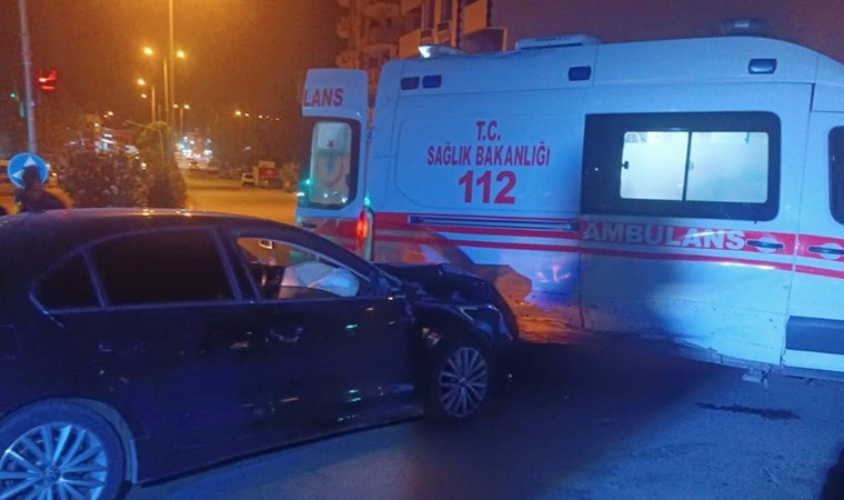 Gaziantep’te ambulans ile otomobil çarpıştı: 2 yaralı