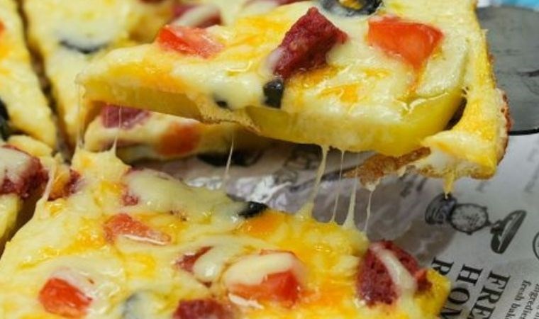 Kahvaltıya 10 dakikada hazırlayabileceğiniz enfes lezzet: Patates pizza tarifi