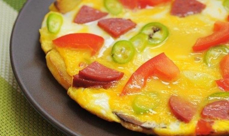 Kahvaltıya 10 dakikada hazırlayabileceğiniz enfes lezzet: Patates pizza tarifi