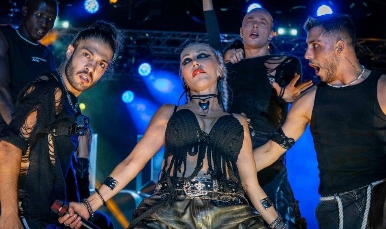 İzmir’de Hande Yener rüzgarı