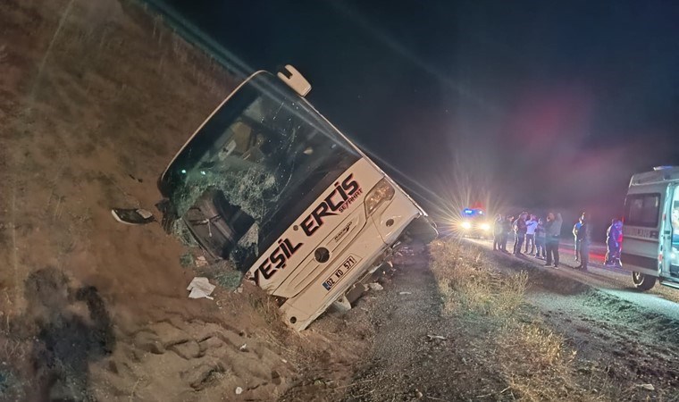 Son Dakika... Yolcu otobüsü devrildi: Çok sayıda yaralı var!