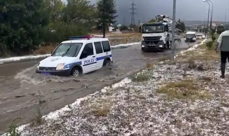 Kütahya'yı sağanak vurdu... Semt pazarını su bastı!