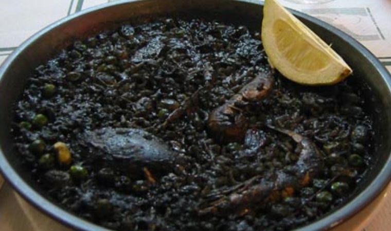 İspanyol mutfağının siyah inci lezzeti: Arroz Negro tarifi