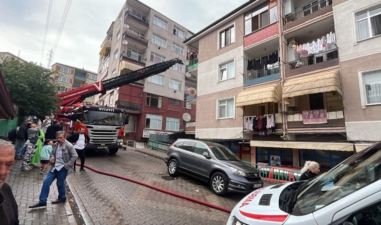 3 katlı binada yangın paniği: Mahsur kalanları itfaiye kurtardı