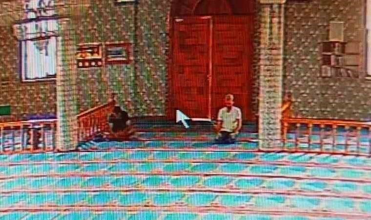 Camiye girip yardım paralarını çaldı, namaz kılanı görünce cami görevlisi rolüne girdi