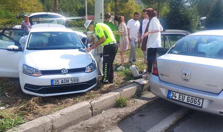 2 otomobil çarpıştı: 3'ü hemşire 7 yaralı