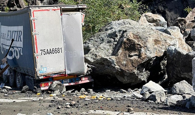 Artvin'de heyelan: Kayaların isabet ettiği 2 TIR’da hasar