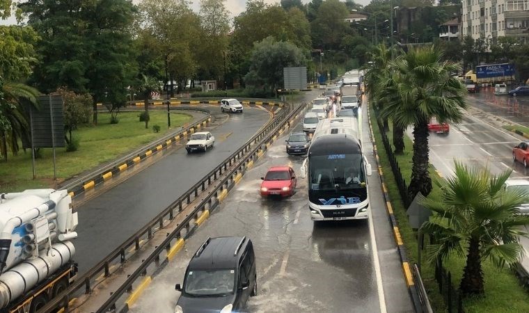 Trabzon'da sağanakta sahil yolu göle döndü