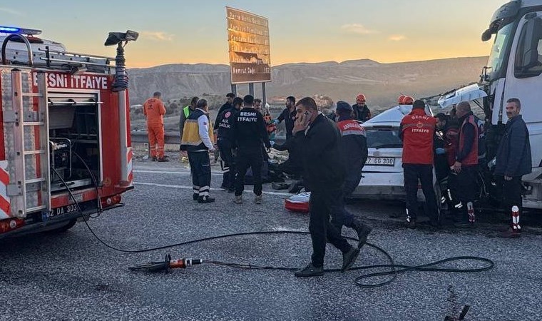 Yakıt tankeri ve otomobil çarpıştı! Ölü ve yaralılar var...