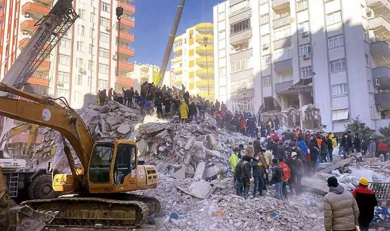 Depremde 96 kişiye mezar olan Hasan Alpargün Apartmanı'nın yıkılmasıyla ilgili 3 kamu görevlisine soruşturma izni