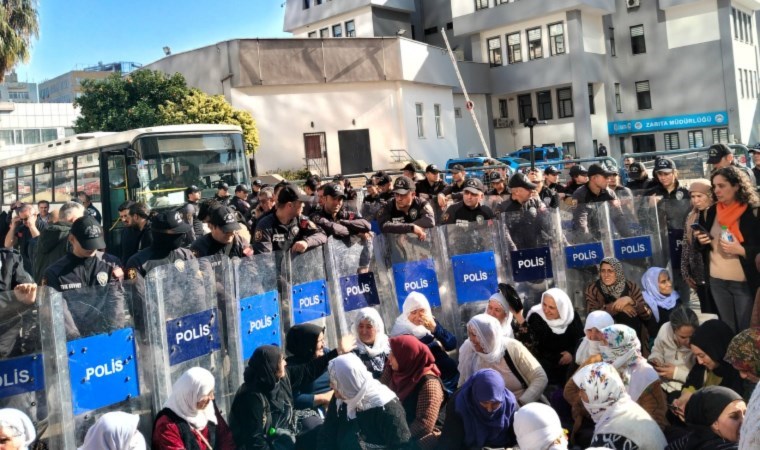 Eş başkanlar gözaltına alınmıştı: Akdeniz Belediyesi meclis toplantısı caddede yapıldı!