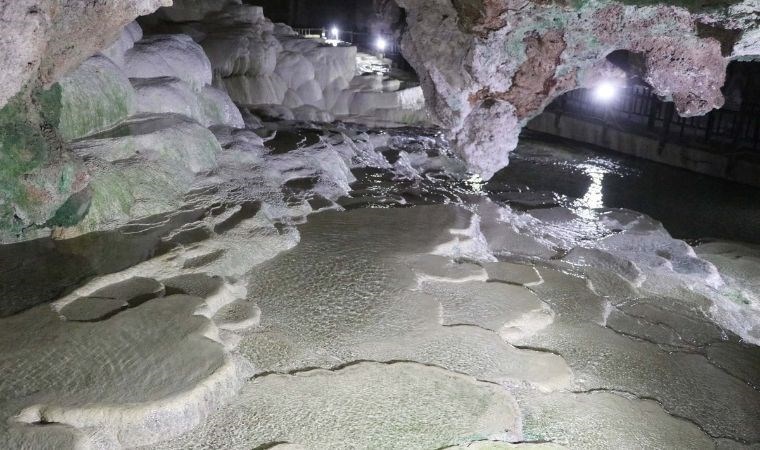 Yer altındaki gizli 'Pamukkale': Kaklık Mağarası beyaz travertenleriyle dikkat çekiyor